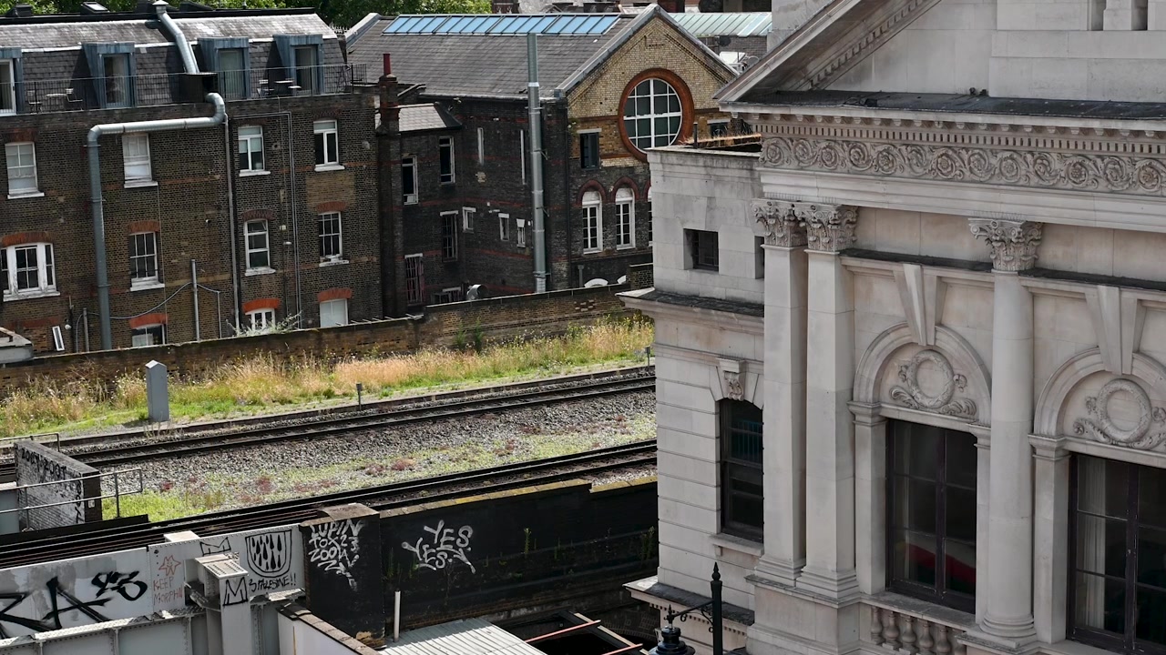 London Overground che passa davanti a The Clove Club, Shoreditch, Londra, Regno Unito