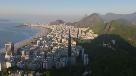 Amplias-Imágenes-Aéreas-En-Río-De-Janeiro-Durante-El-Amanecer-De-Copacabana-Eso-Es-Playa-Con-R