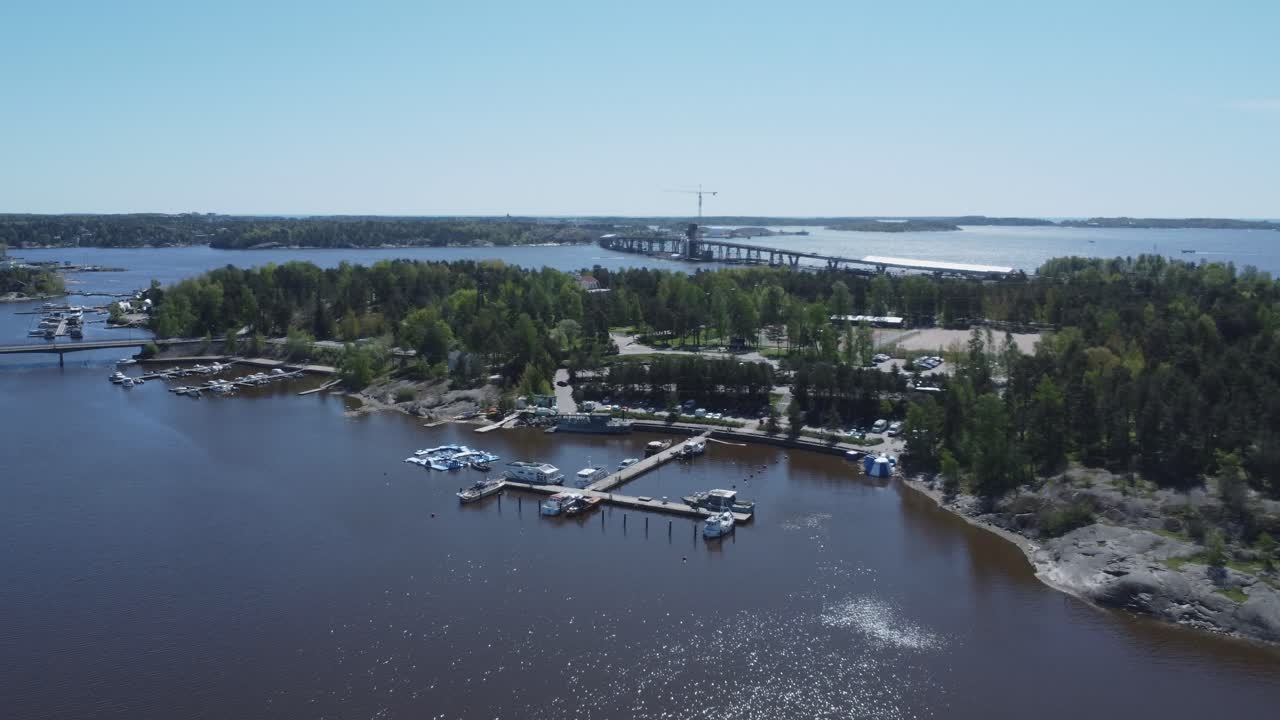 공중 도리: 앞면에는 발트해 항구, 뒤에는 크루누부오리 다리