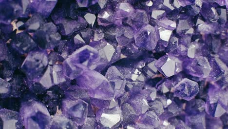 imágenes de un increíble cúmulo de cristal violeta parpadeante de cerca