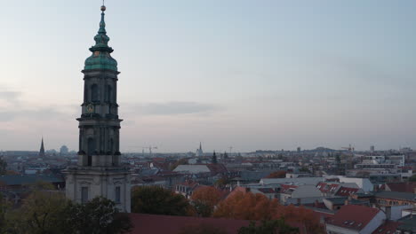 Vorwärts-Fliegen-über-Morgenstadt.-Hoher-Turm-Der-Sophienkirche-über-Stadtviertel.-Berlin,-Deutschland