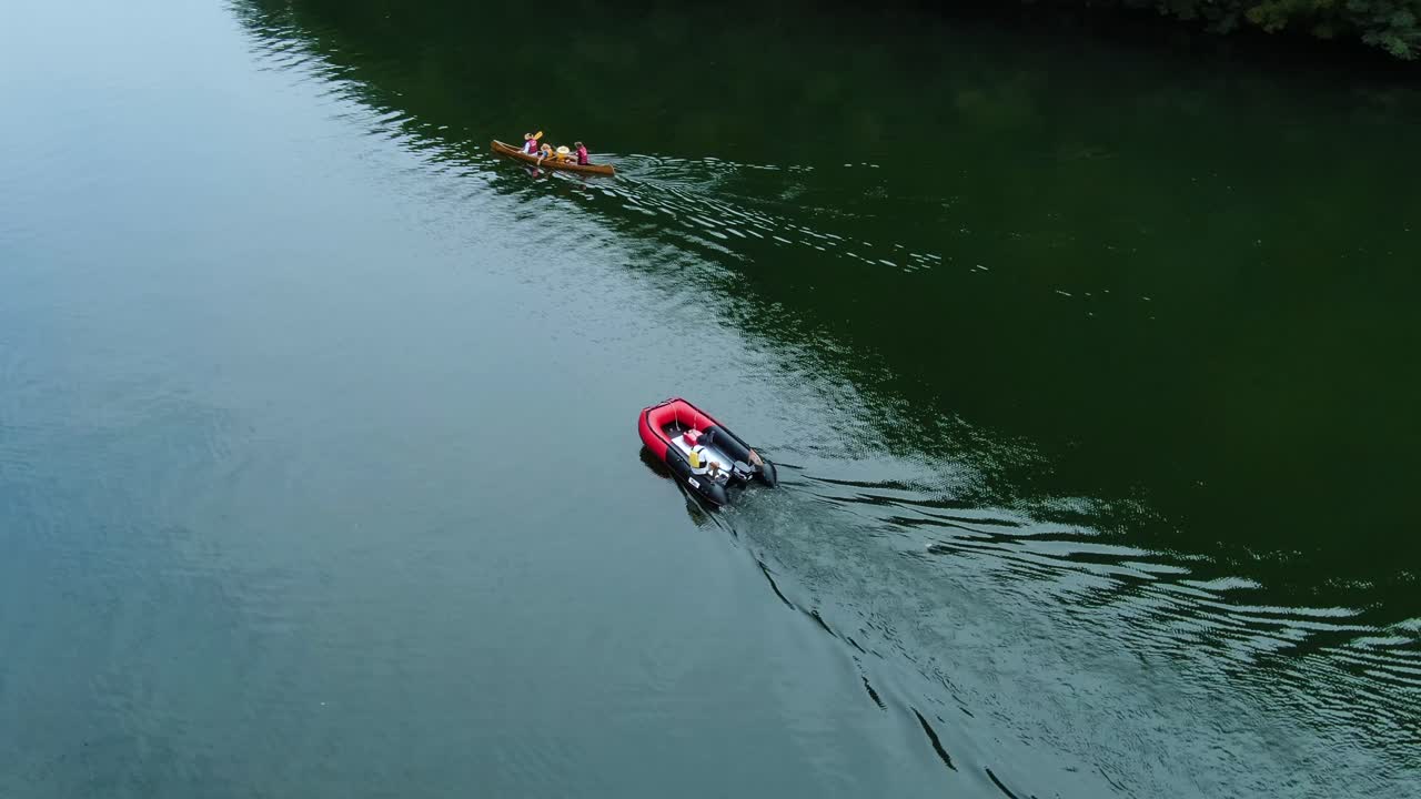 una lancha roja que lleva la canoa