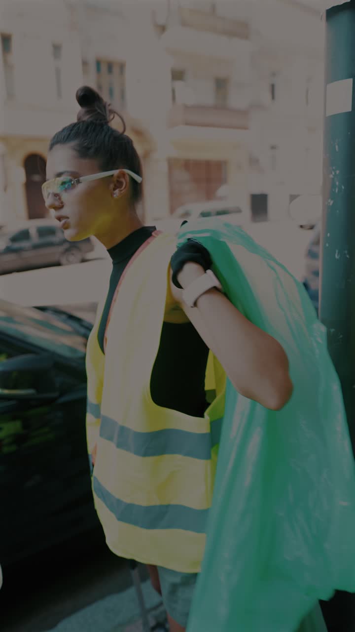 jóvenes limpiando las calles