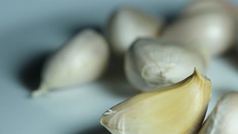 Das-Umdrehen-Geht-Schnell,-Da-Eine-Zehe-Von-Einem-Ende-Zum-Anderen-Schaukelt,-Knoblauch,-Allium-Sativum