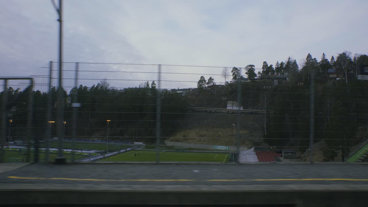 기차에서 oslo vinterpark 2, grakammen, sentrum 도심까지 본 학교 축구장