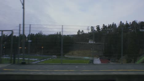 기차에서 oslo vinterpark 2, grakammen, sentrum 도심까지 본 학교 축구장
