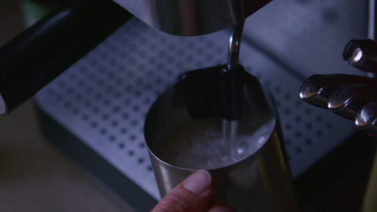 primer plano de espuma de leche en una máquina de espresso