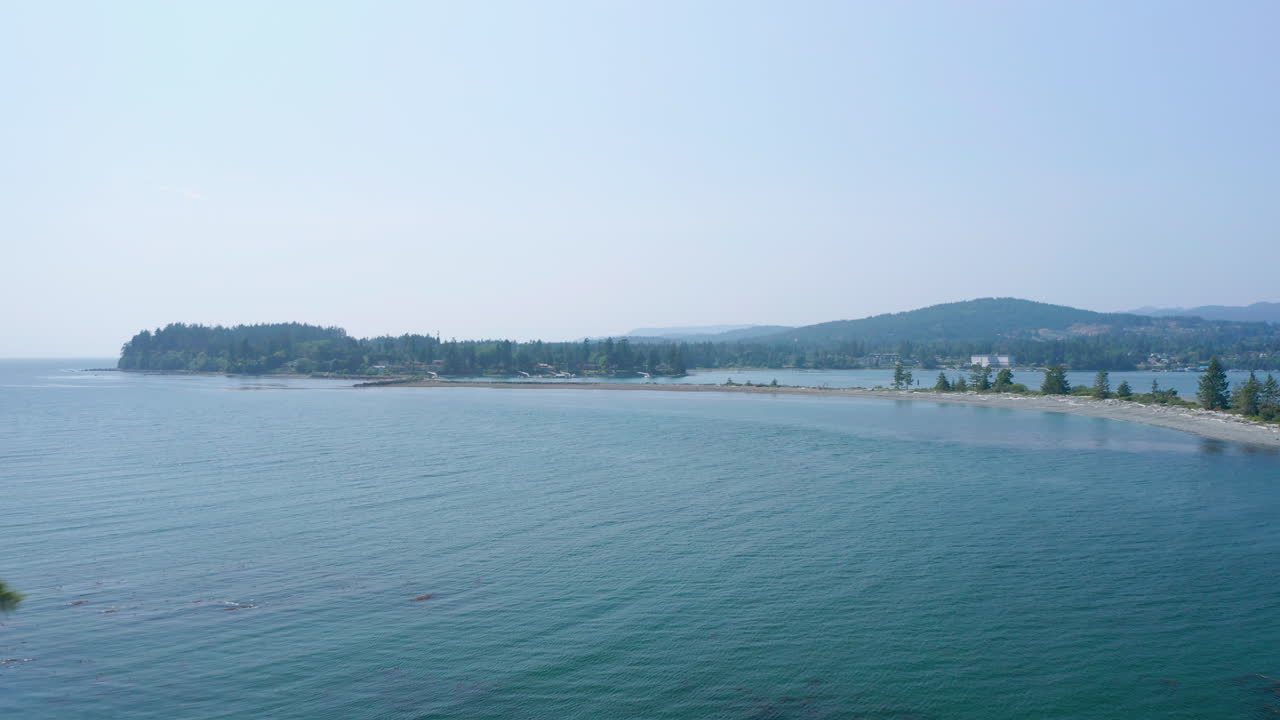 밴쿠버 섬의 나무 사이와 물 위로 날아다니는 공중 전망