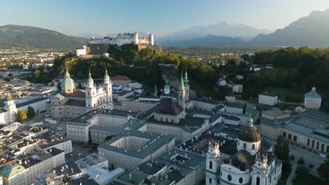 Drone-Volando-Sobre-El-Casco-Antiguo-De-Salzburgo-En-Un-Hermoso-Día-En-Austria