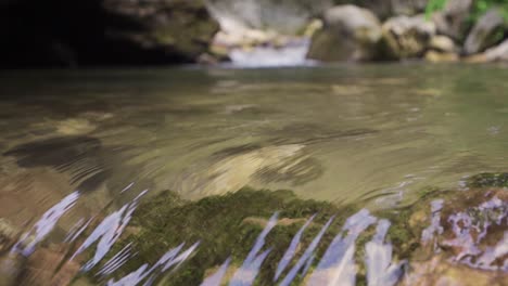 Der-Anmutige-Eintritt-Der-Hand-In-Das-Fließende-Bachwasser.