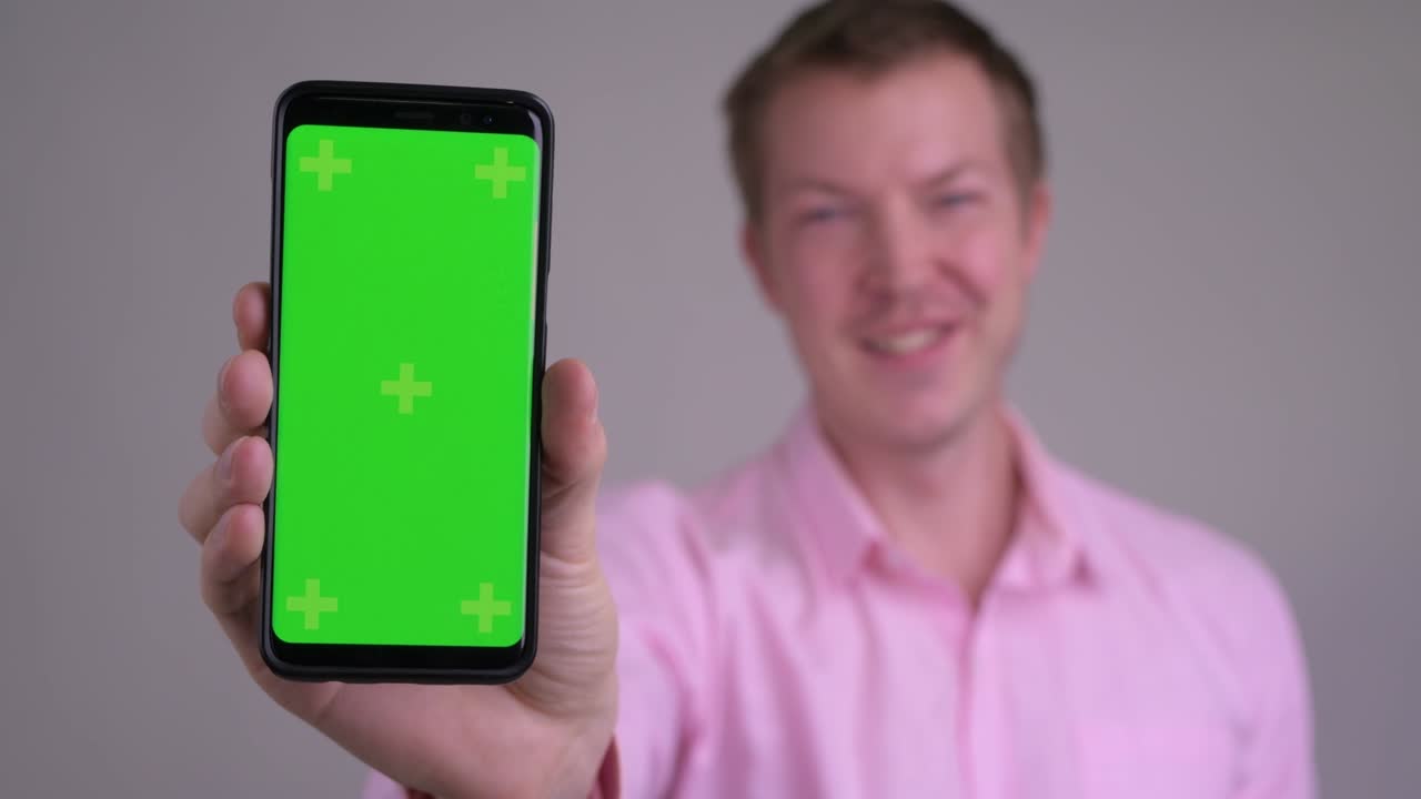 joven empresario guapo con camisa rosa