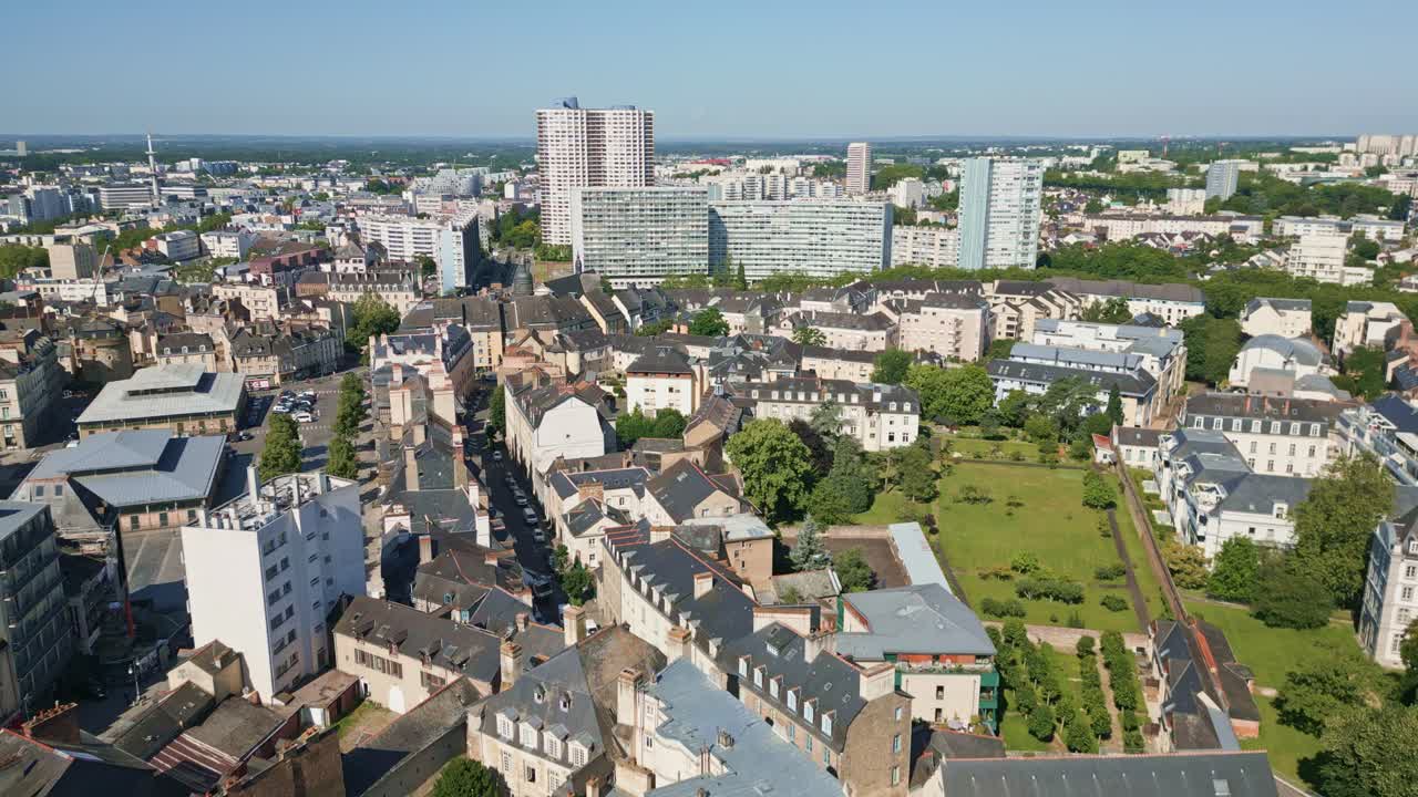 호라이즌 타워스 (horizons towers) 는 프랑스 렌의 주거용 마천루이자 도시 풍경이다.