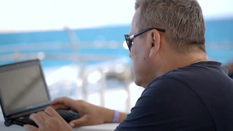 using laptop during sea traveling