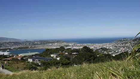 Zeitraffer-über-Wellington-Bay-In-Neuseeland-Mit-Einem-Strahlend-Blauen-Himmel