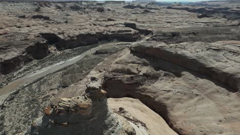 Volando-Sobre-La-Grandeza-Del-Paisaje-De-Utah,-Contemple-La-Extensa-Esterilidad-Y-Los-Imponentes-Acantilados-Del-Cañón,-Que-Revelan-La-Aspereza-Indómita-Y-El-Impresionante-Esplendor-Del-Oeste-Americano.