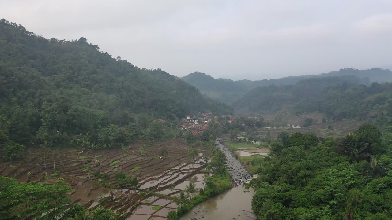 valle de montaña con arrozales en terrazas