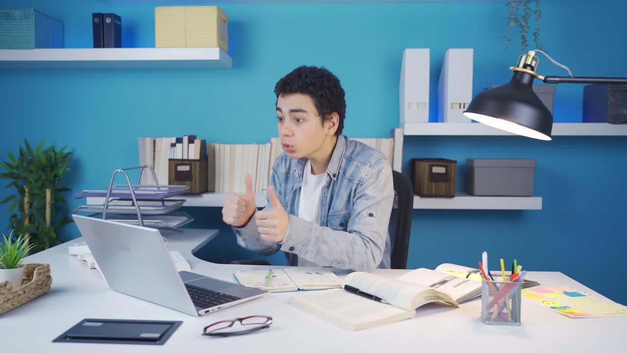 젊은이에게 일어나는 일은 그가 보고 있는 일이 그가 원하는 방향으로 진행되는 것을 보는 것입니다.