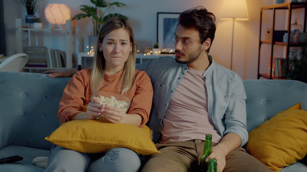 Coppia che guarda un film deludente