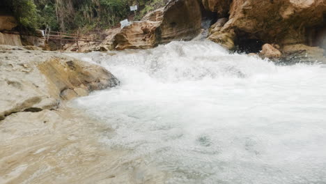 imágenes cinematográficas de una cascada en las filipinas, asia, 120 fps, slomo