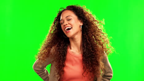 mujer feliz, cabello y sonrisa en la pantalla verde