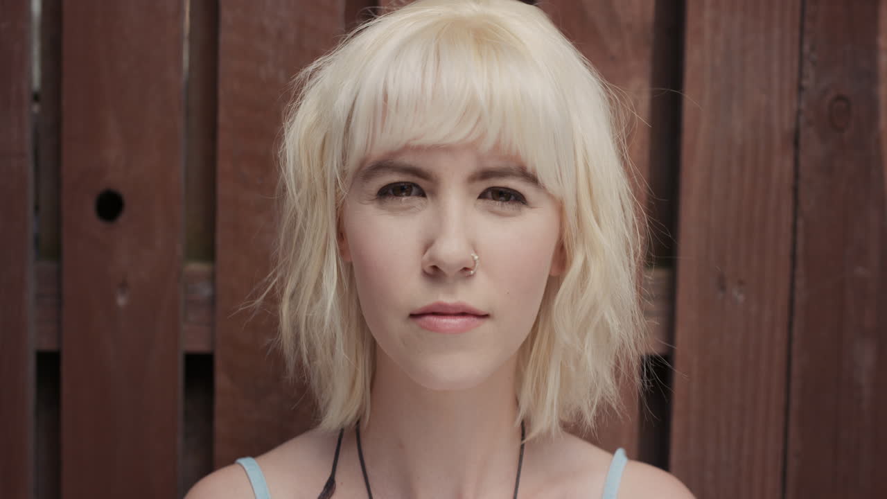 retrato en cámara lenta de una hermosa mujer caucásica