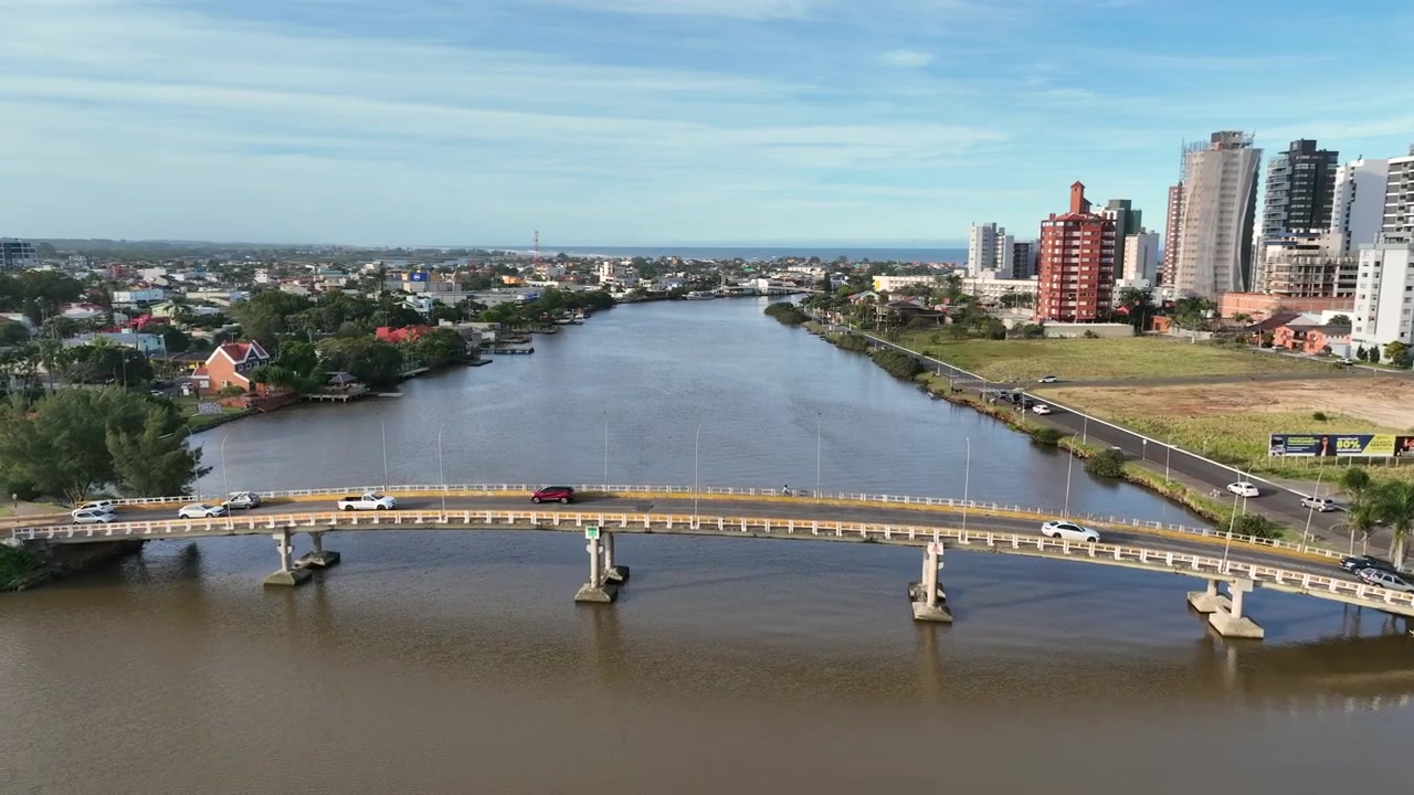 Rio Mampituba, avanço em direção à ponte no centro da cidade de Torres