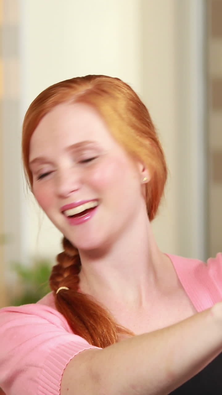 동료 앞에서 캐주얼 비즈니스 팀 브레인스토밍