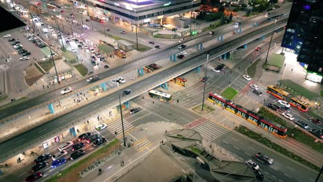 Hermosa-Vista-Superior-Del-Tráfico-De-Automóviles-En-El-Carril-Transversal-Y-Los-Edificios