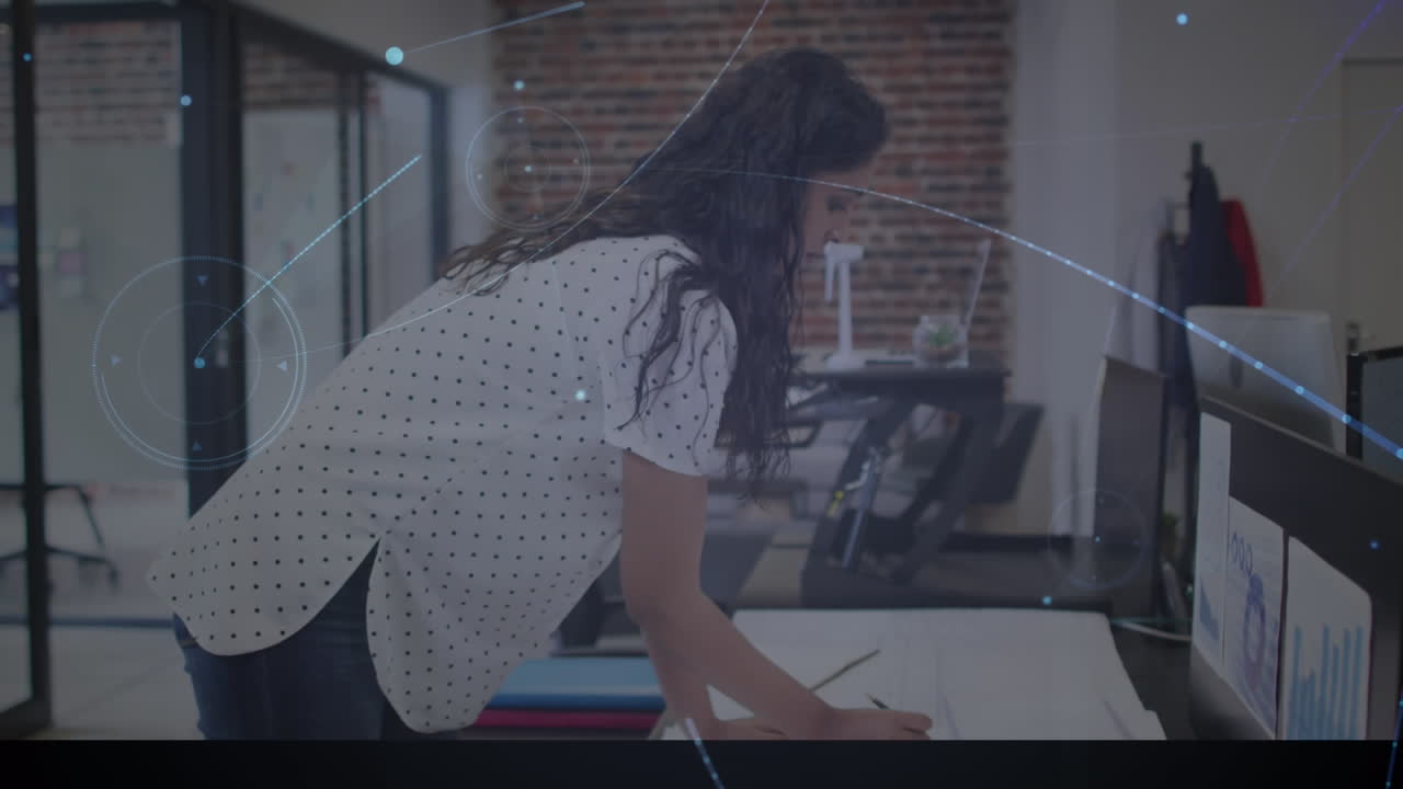 사무실에서 컴퓨터를 사용하는 사업가 여성에 대한 연결 네트워크의 애니메이션