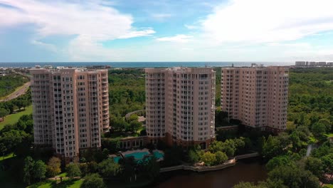 Vista-Aérea-De-Drones-Del-Condominio-One-Water-Place-En-Destin-Florida-Junto-Al-Puente-Mid-Bay