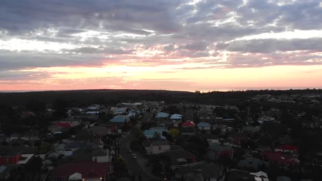 Dramatische-Luftaufnahme-Eines-Farbenfrohen-Sonnenuntergangs,-Während-Die-Drohne-In-Die-Luft-Steigt-Adelaide,-Australien