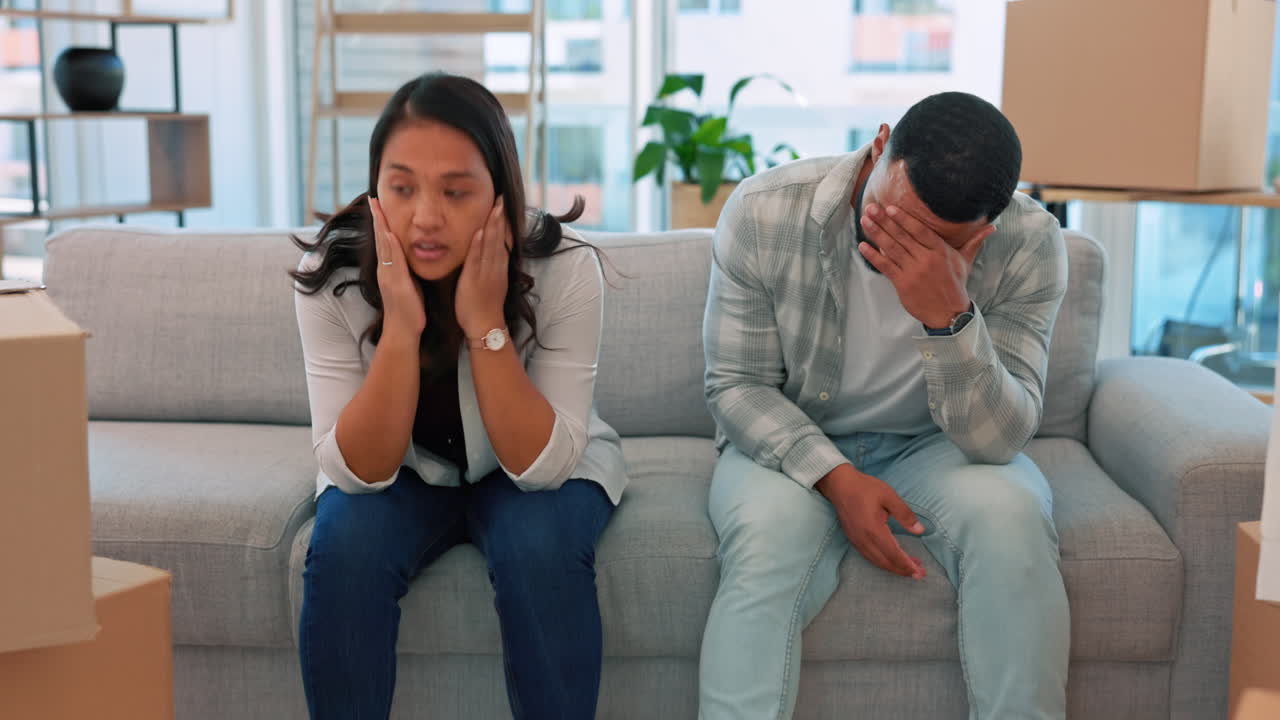 mudándose, una pareja cansada en el sofá