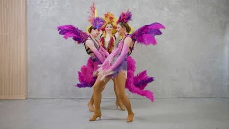 Drei-Schöne-Showgirls-Tanzen-2