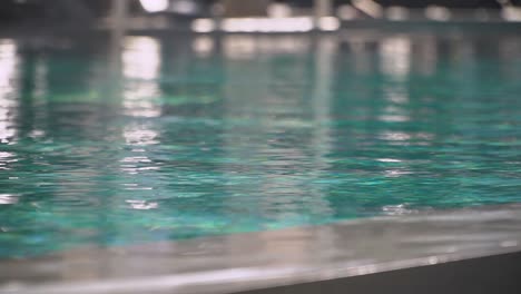 cerca del agua en la piscina del hotel de vacaciones 2