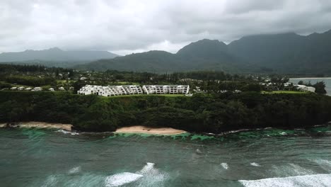 Tropical-Resort-on-North-Shore-Coastline-of-Kauai,-Hawaii