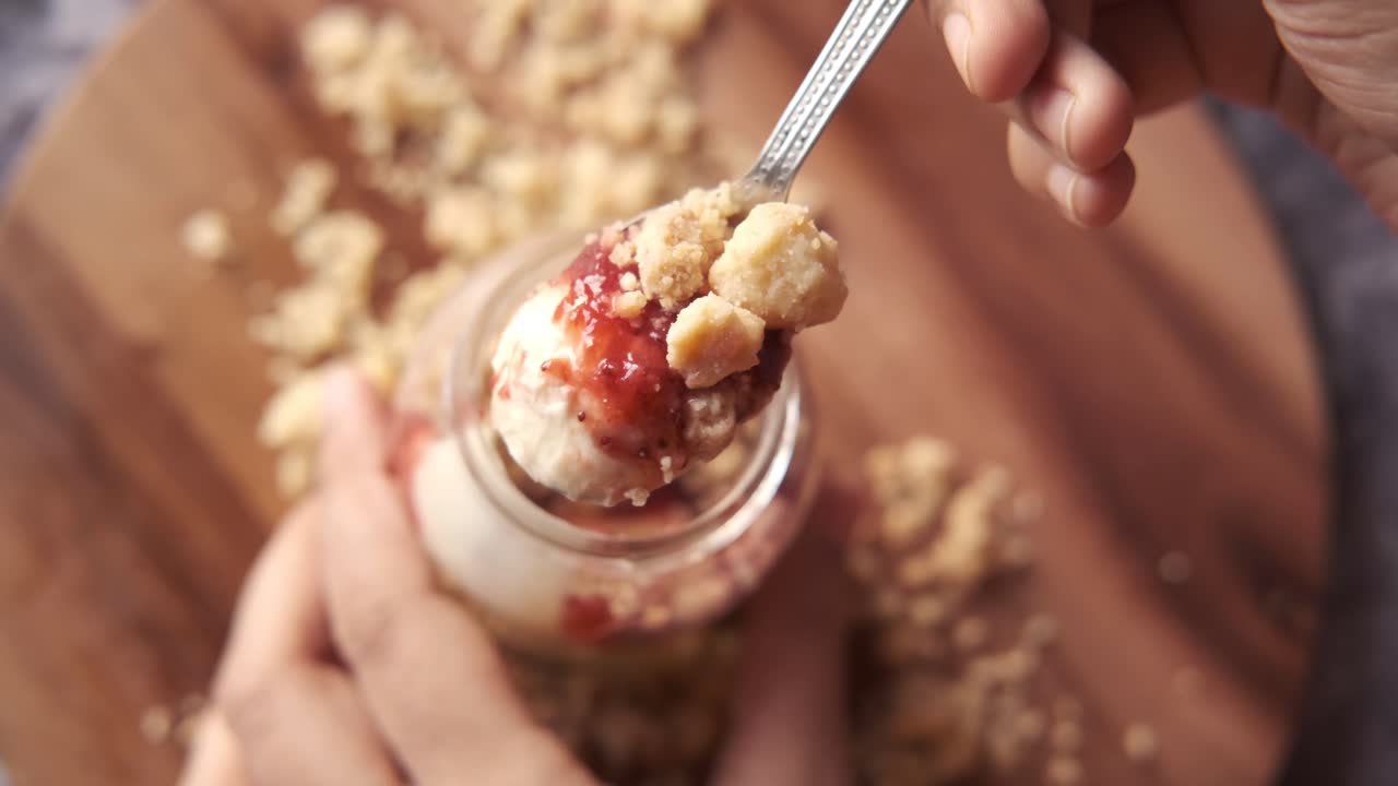 항아리 속 에 있는 딸기 치즈케이크 어지는 디저트