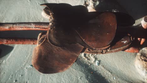 Silla-De-Montar-De-Cuero-En-La-Valla-En-El-Desierto