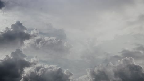 relámpago pov sobre cielo oscuro y nubes, tormenta