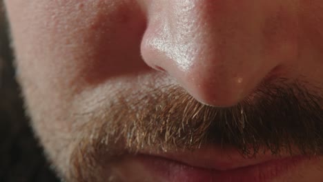 Primer-Plano-De-Un-Hombre-Recogiendo-Pelo-Nazal-Con-Pinzas