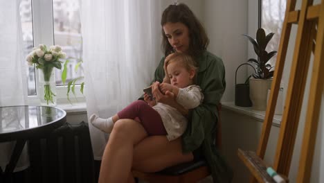 madre e hija disfrutando del tiempo juntos