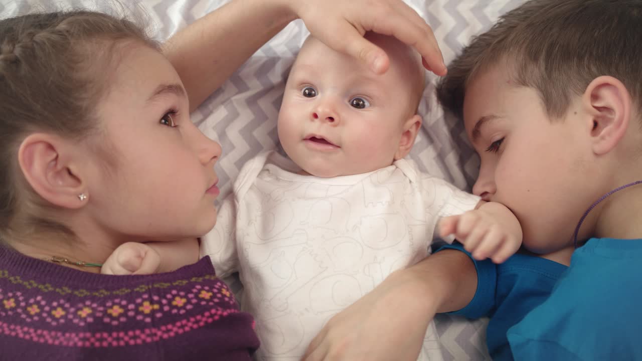 веселые дети заботятся о ребенке. очаровательные дети портрет. красивое детское лицо