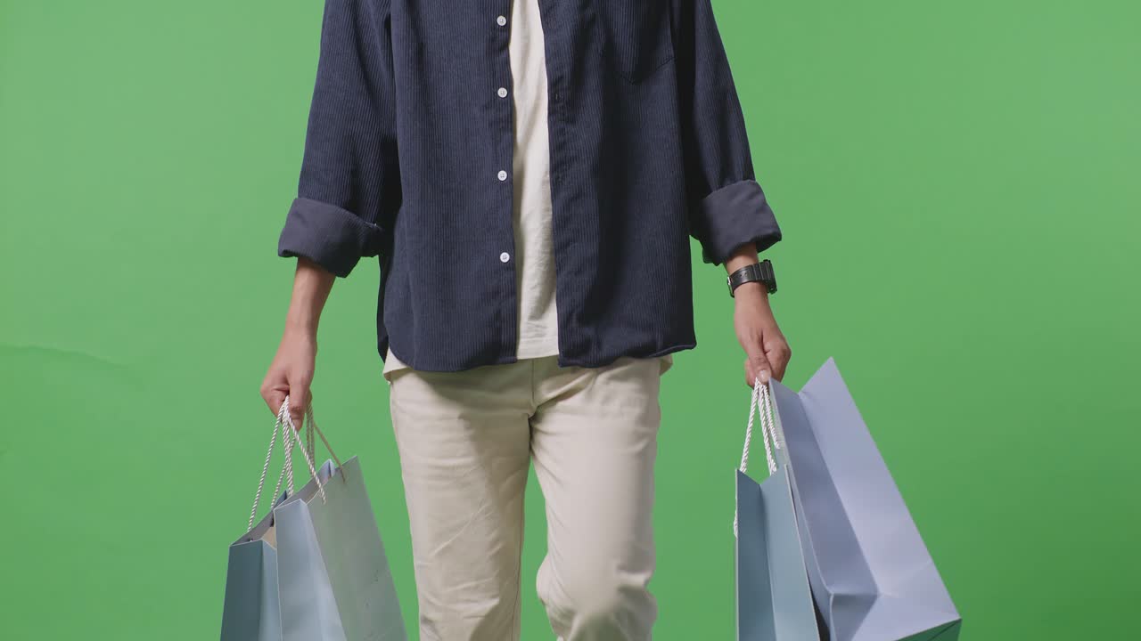 쇼핑백을 든 남자
