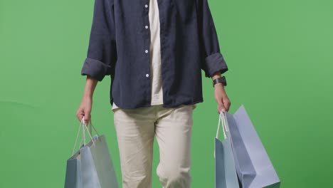 hombre con bolsas de compras