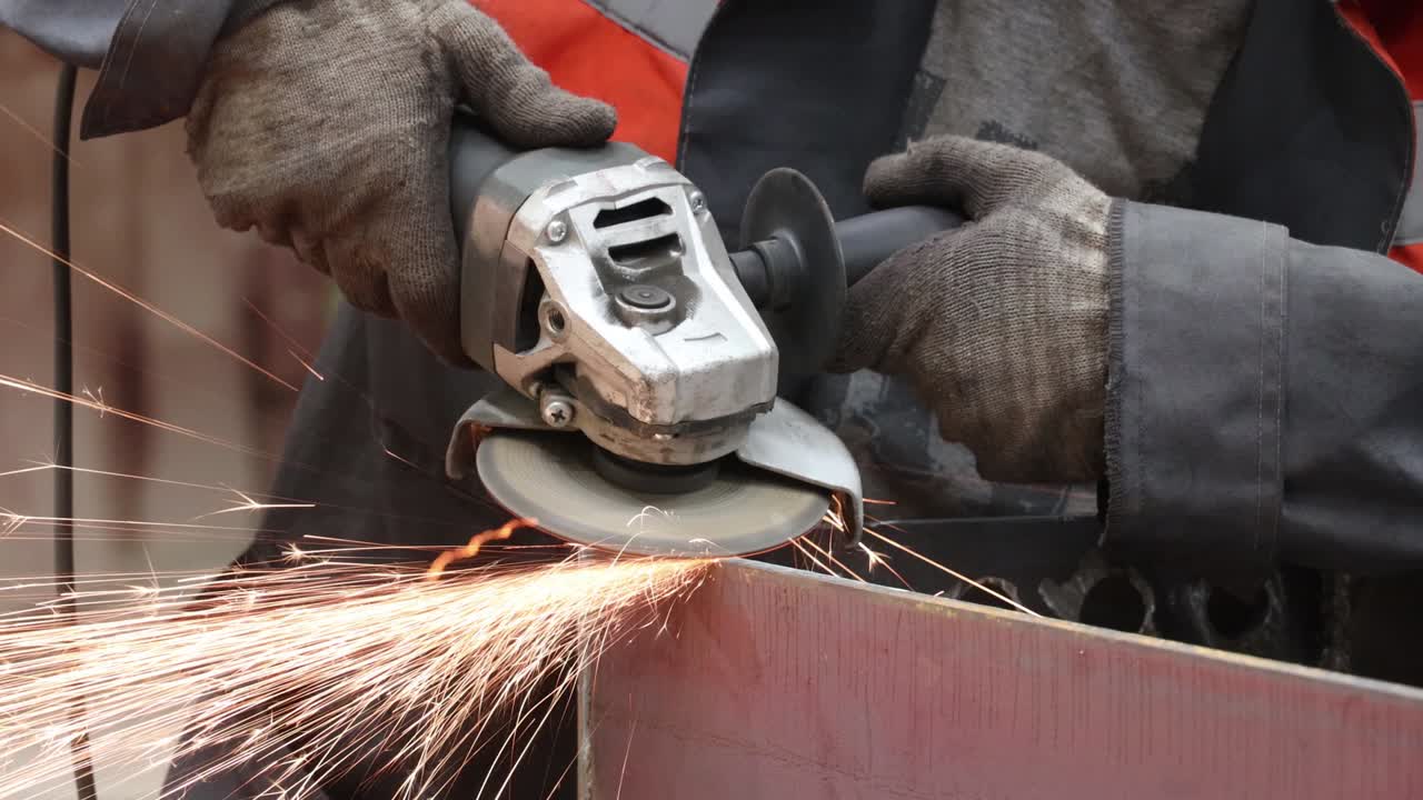 밀러는 금속 공장에서 일하며 불꽃으로 금속 부품을 니다.