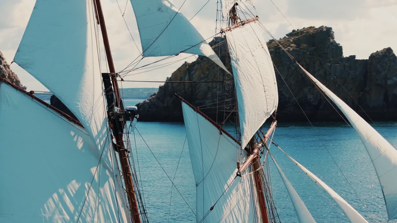 Nærbillede af sejl på et stort skib med Tas de Pois-klipperne, Bretagne, Frankrig.
