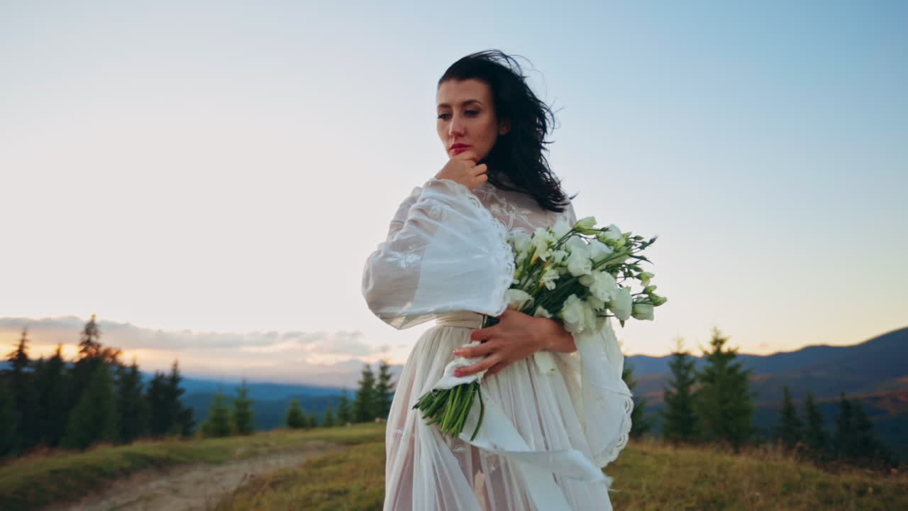 Sposa su una vetta al tramonto