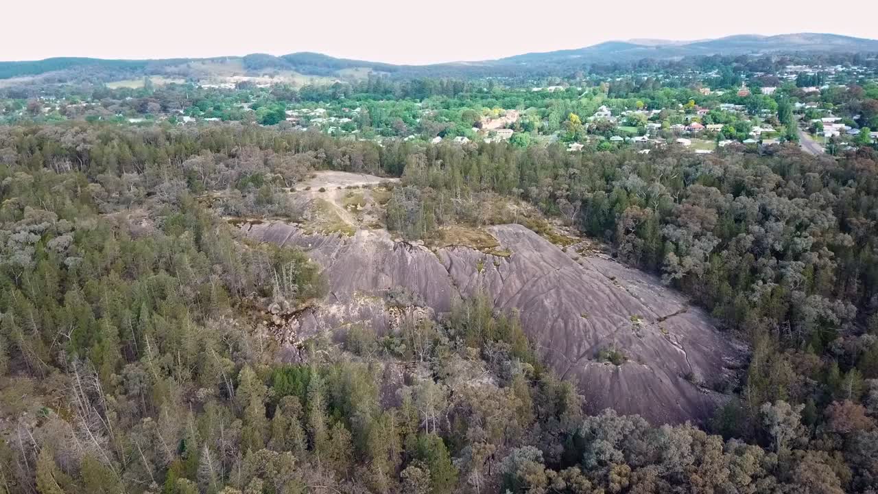 vista aérea de un afloramiento de granito en el parque histórico beechworth, en el noreste de victoria, australia noviembre de 2021