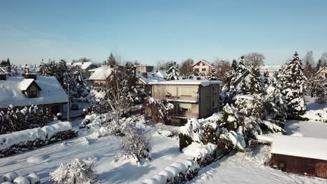 Drohnenflug-über-Die-Stadt-In-Polen-Während-Des-Sonnigen-Wintertages