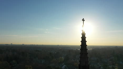 Eine-Drohnenaufnahme-Aus-Einem-Hohen-Winkel-Des-Kirchturms-Einer-Kathedrale,-Aufgenommen-Bei-Sonnenaufgang