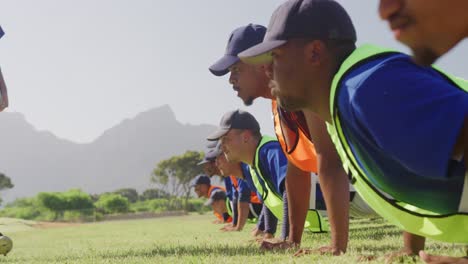 jugadores de béisbol haciendo flexiones
